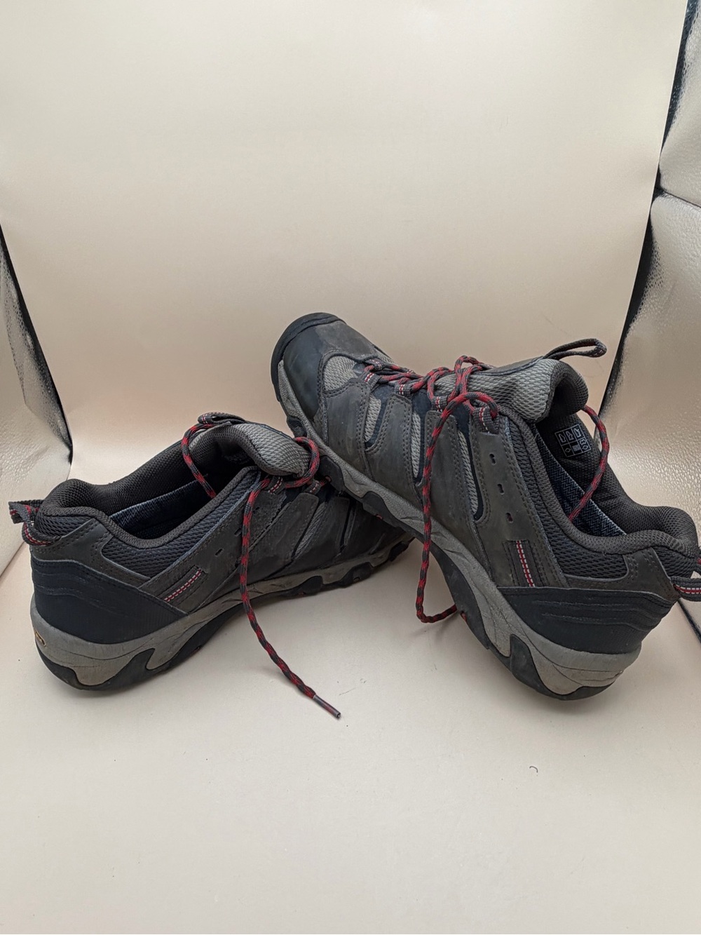 KEEN Men's Size 10.5 Gray and Red Lace-Up Hiking Boots - Picture 5 of 8